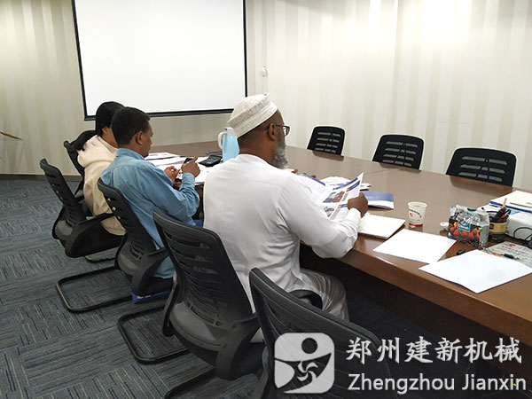 埃塞俄比亞客戶到鄭州建新機(jī)械參觀訪問(wèn)